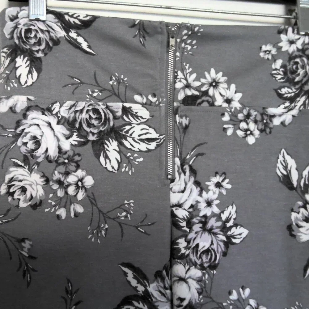 New Bongo Floral Leggings Front Zip Soft Black Gray & White Stretch NWT Sz L